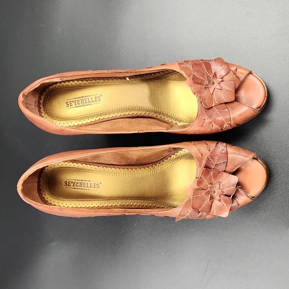 Seychelles Womens Heels Memory Lane Retro Peep Toe Flower Detail Whiskey Size 10 - Picture 8 of 16